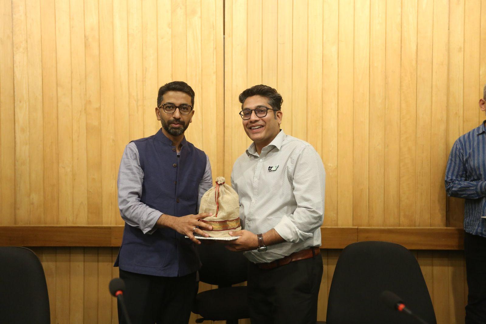 Naveen Gupta receiving a memento at the TERI–IHC lecture
